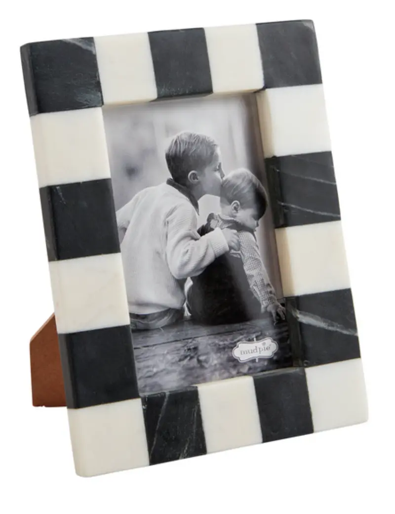 Black-And-White Gingham Photo Frame – Minimalist Design 1