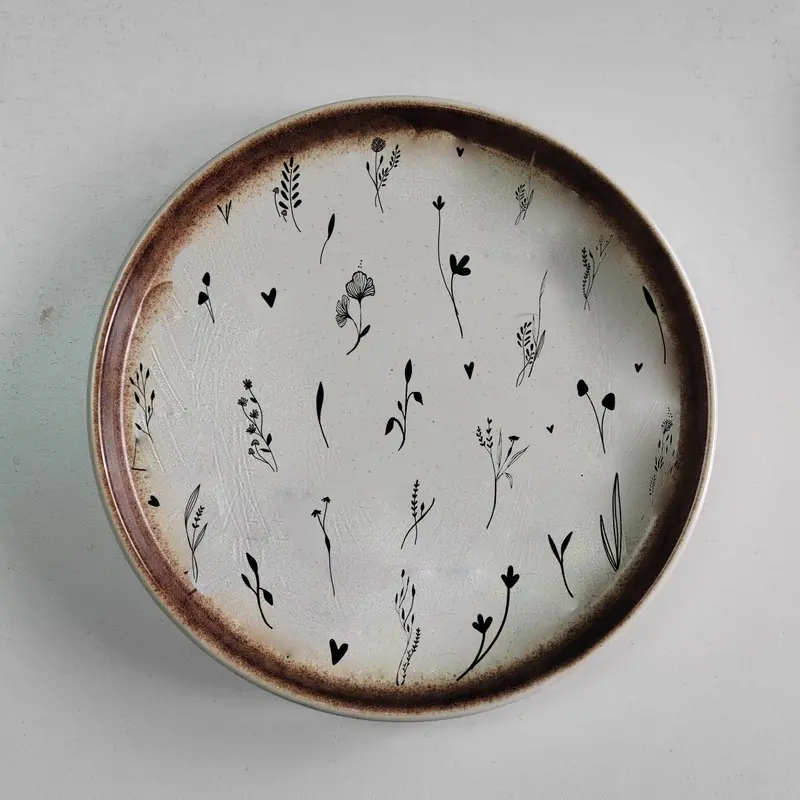 Meadow-Inspired Ceramic Dinner Plate 1